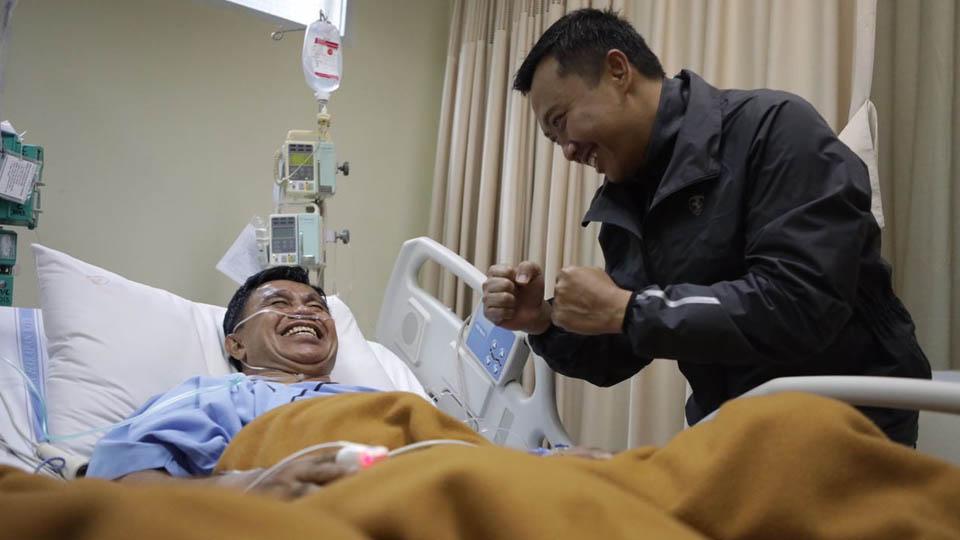 Imam%20Nahrawi%20menjenguk%20Ellyas%20Pical%20di%20RS%20Harapan%20Kita%2C%20Jakarta.